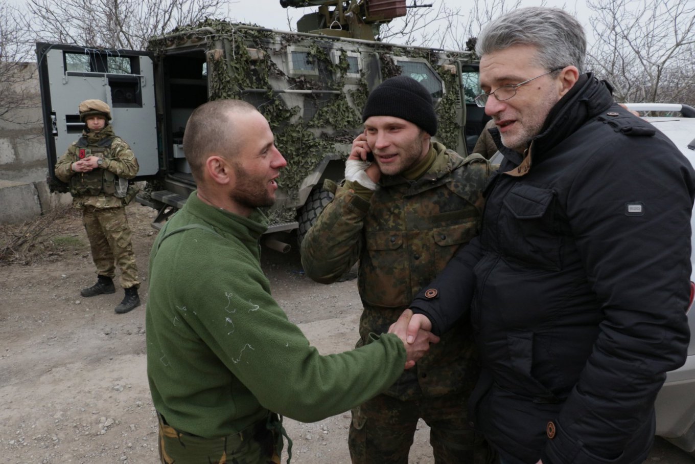 Андрей Куликов с военнослужащими 93-й механизированной бригады ВСУ во время поездки в зону АТО