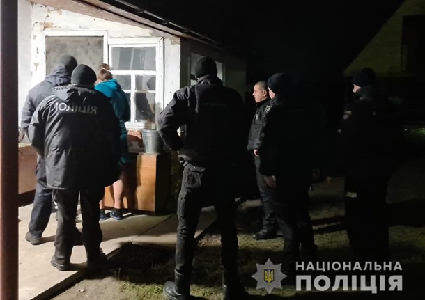 На Киевщине мужчина ворвался в дом и расстрелял семью