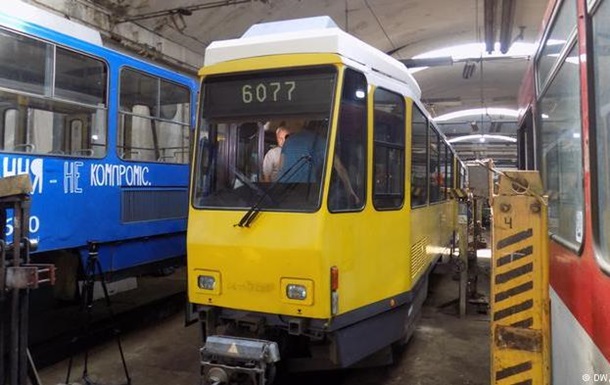 Купленный немецкий трамвай в депо Львова