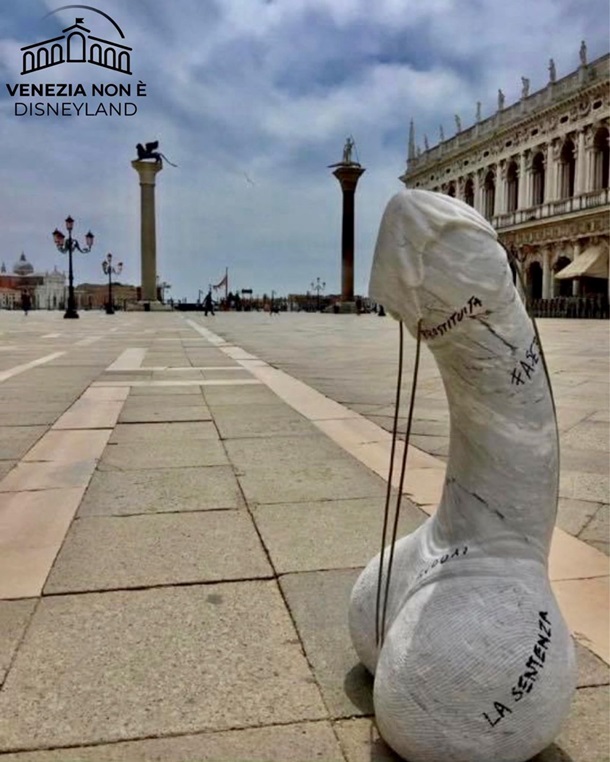 В центре Венеции установили бетонный пенис