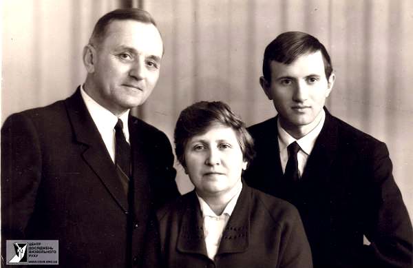 Василь Кук з дружиною та сином