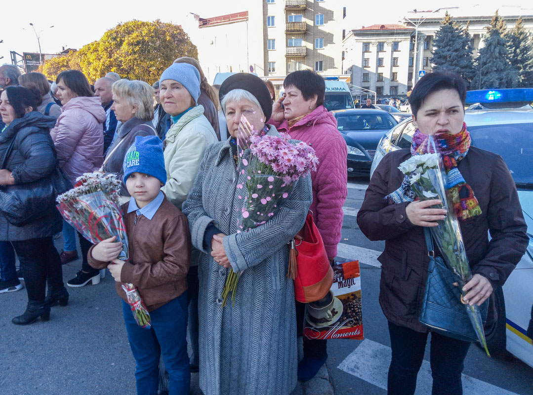 Люди несут цветы любимой актрисе