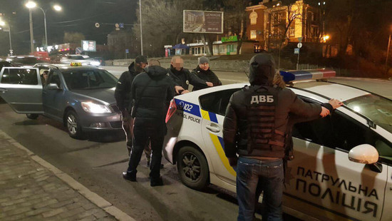 В Киеве задержали двух патрульных при получении взятки