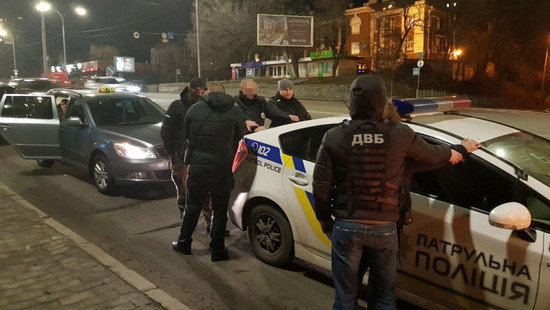 В Киеве задержали двух патрульных при получении взятки