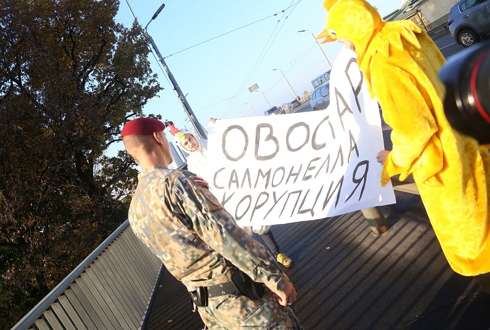 Местные жители в костюмах цыплят протестовали против производства украинских яиц в Латвии