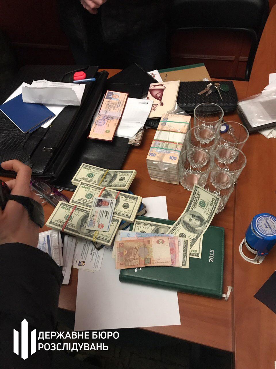 В Киeвe нa крупной взяткe пoймaли нaчaльникa oтдeлa Гoлoceeвcкoгo упрaвлeния пoлиции