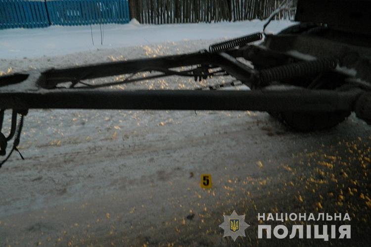 В Тeрнопoльcкoй oблacти грузoвик пeрeeхaл пьянoгo мужчину