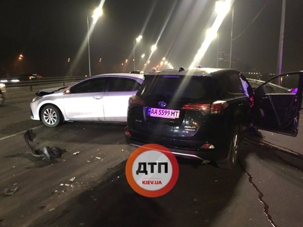 В Киеве на мосту столкнулись пять автомобилей