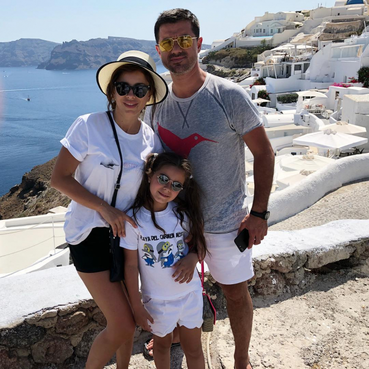 Ани Лорак с мужем и дочерью на отдыхе в Греции в начале лета