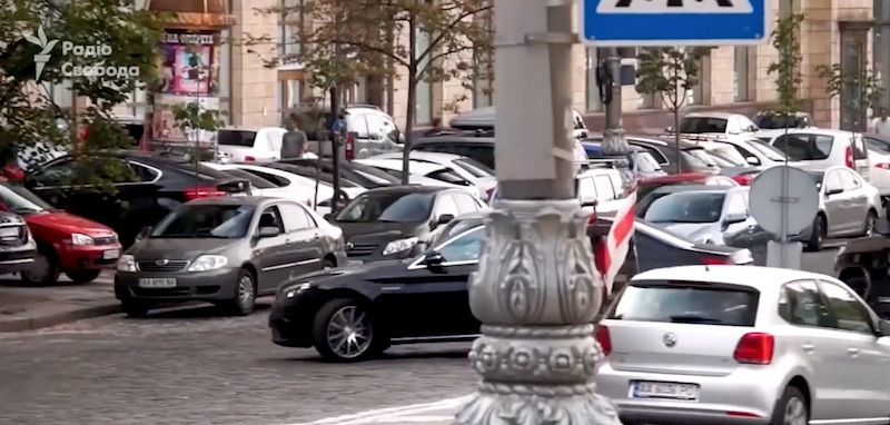 Фрагмент видеосъемки, где авто Игоря Котвицкого пересекает двойную сплошную.