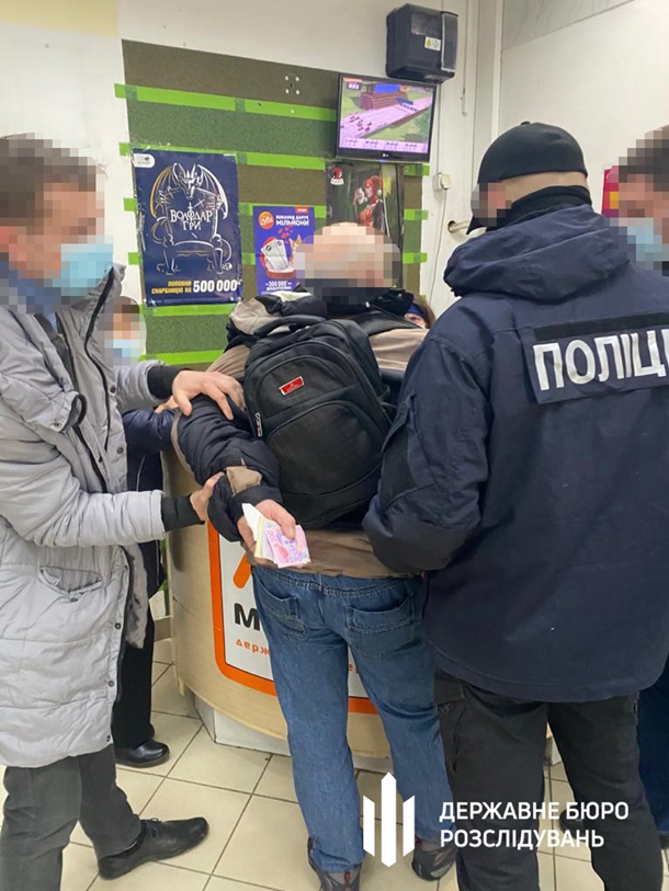 На Закарпатье задержали таможенника, вымогавшего взятку