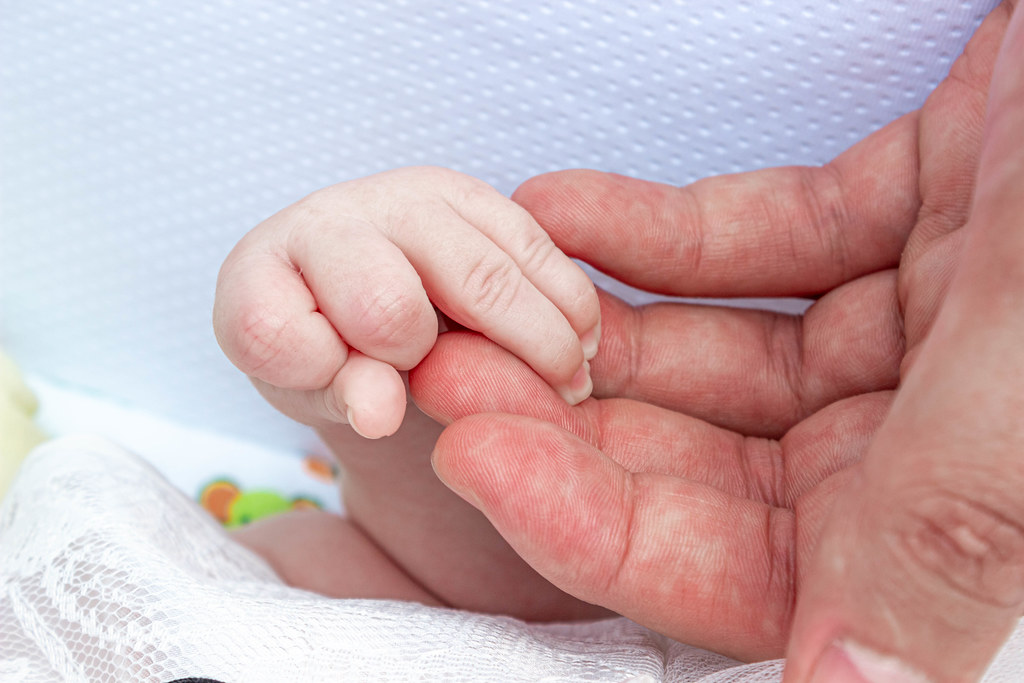 ребенок, рожденный суррогатной матерью