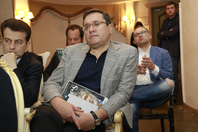 Андрей Адамовский (в центре)