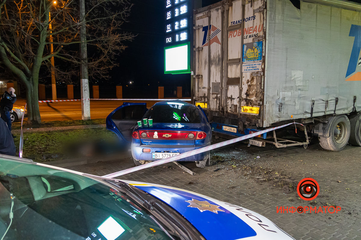 В Днепре авто влетело в фуру, погибла девушка