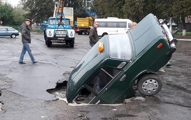 Автомобиль провалился под асфальт