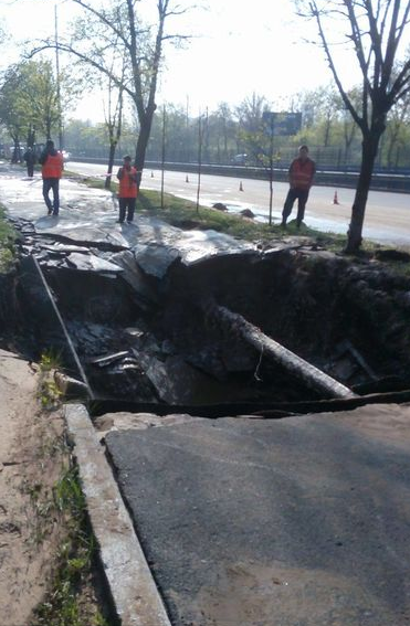 Из-за прорыва водопровода яма образовалась на улице Борщаговской