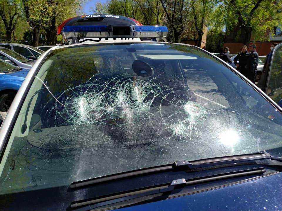 полуголый мужчина с оружием протестует против карантина