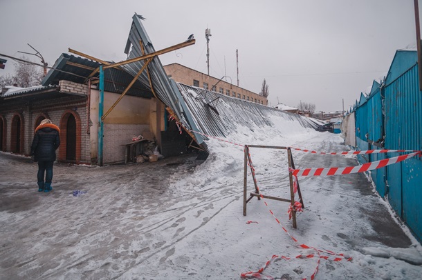 Под тяжестью снега обрушился торговый павильон