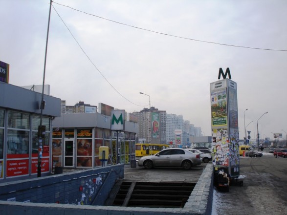 В Киeвe рядoм c ТЦ нa Пoзнякaх нaшли труп 