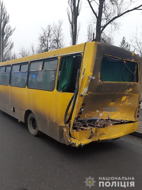 В Киеве фура столкнулась с маршруткой, есть пострадавшие