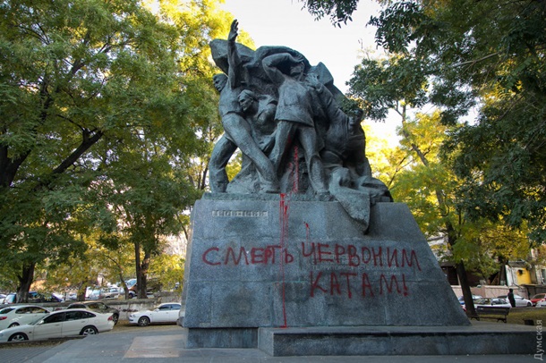 Вандалы облили краской памятник потемкинцам