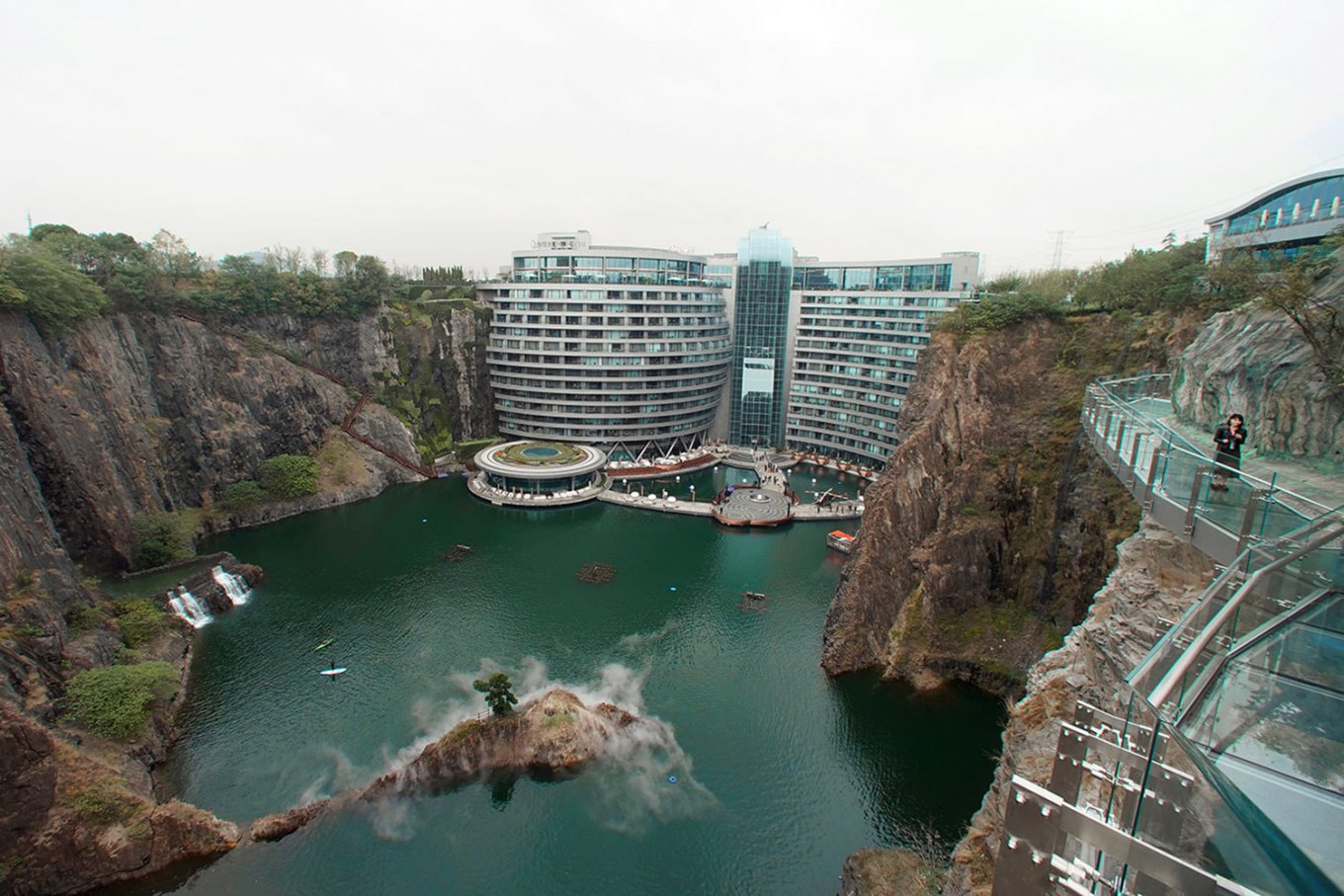Shimao Quarry Hotel построили в заброшенном промышленном карьере