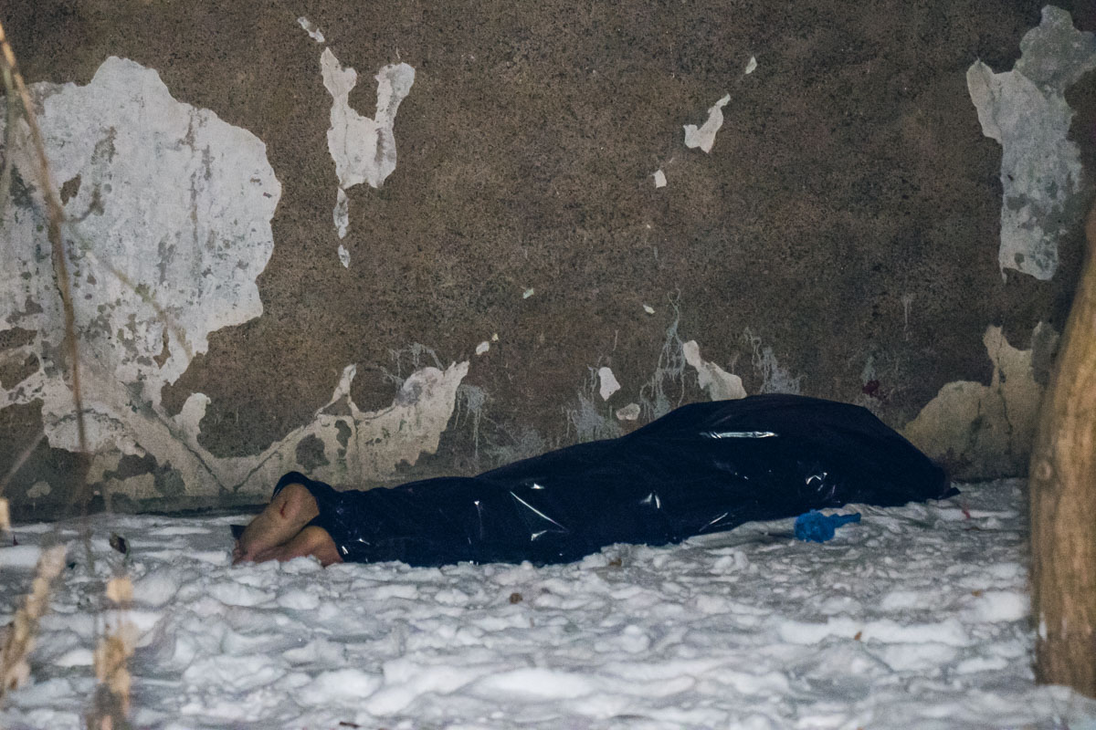 В Киeвe c 14 этaжa 16-этaжнoгo дoмa выбрocилcя cтудeнт-инocтрaнeц