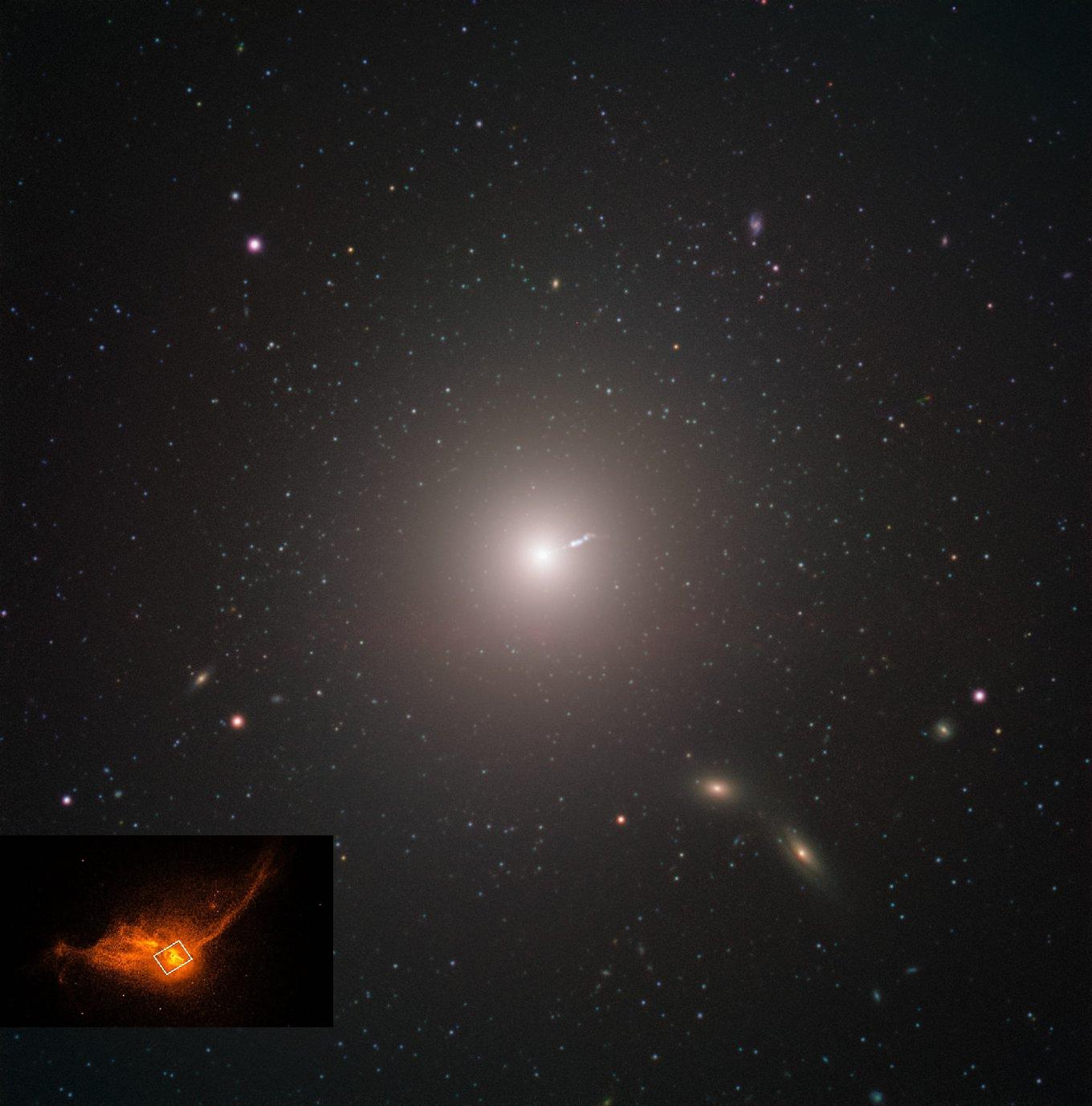 Галактика М87 и (на врезке) ее центральная часть. VLT ESO, Chandra NASA