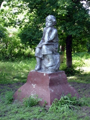 Памятник молодому Ленину стоял во дворе сельской школы