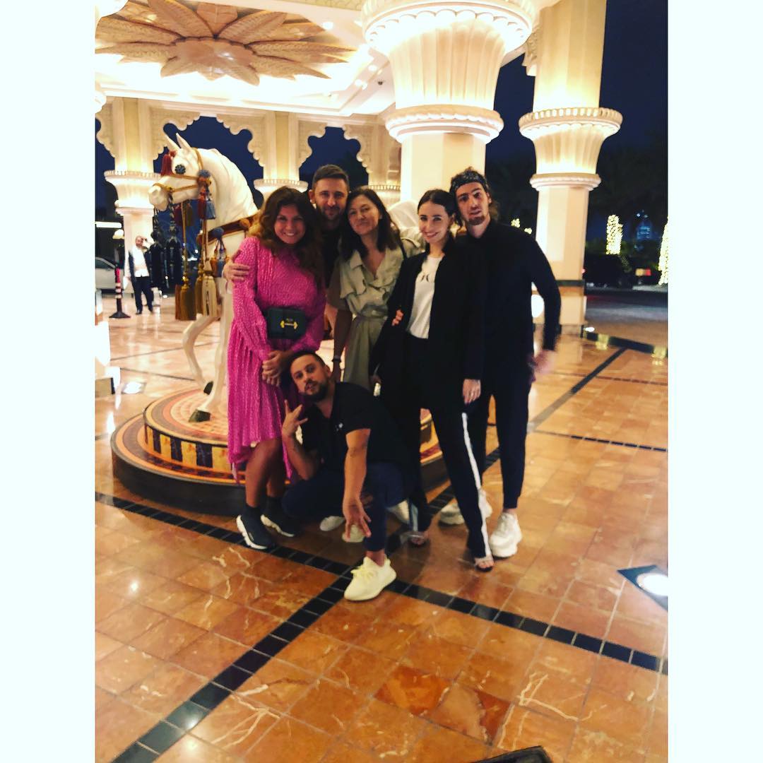 Монатик и Надя Дорофеева с семьями встретились на отдыхе