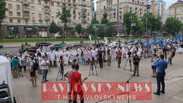 В Киеве проходит митинг медиков