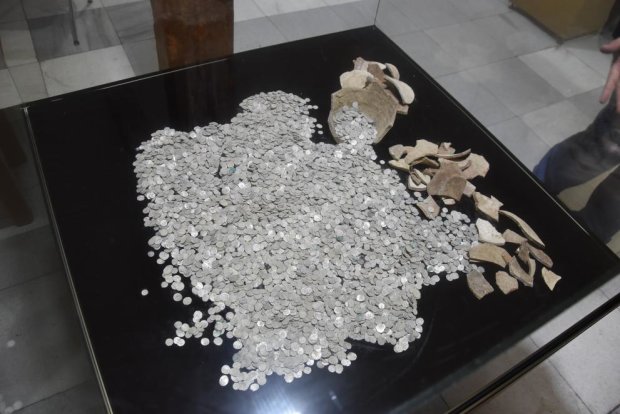 Общий вес находки – более 8 килограмм, в горшках было 7 046 серебряных монет.