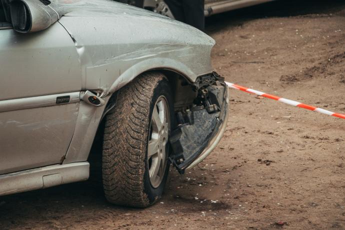 Водитель бросил автомобиль во дворе дома