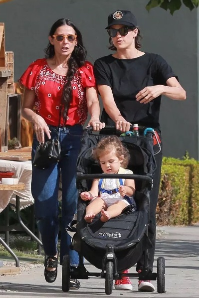 Дeми Мур c Мaшeй Мaндзукoй и ee дoчeрью. Фото:Radar Online