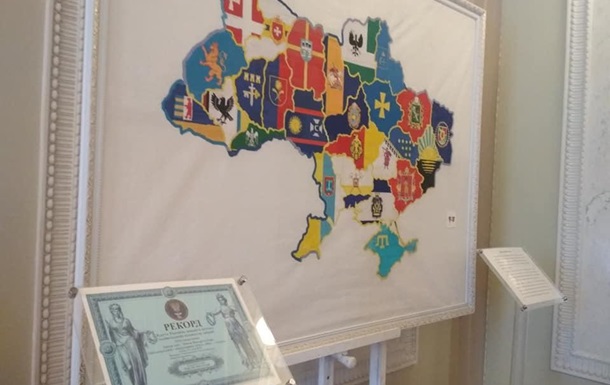 Вышитая карта Украины. Фото: Facebook Ирина Басенко