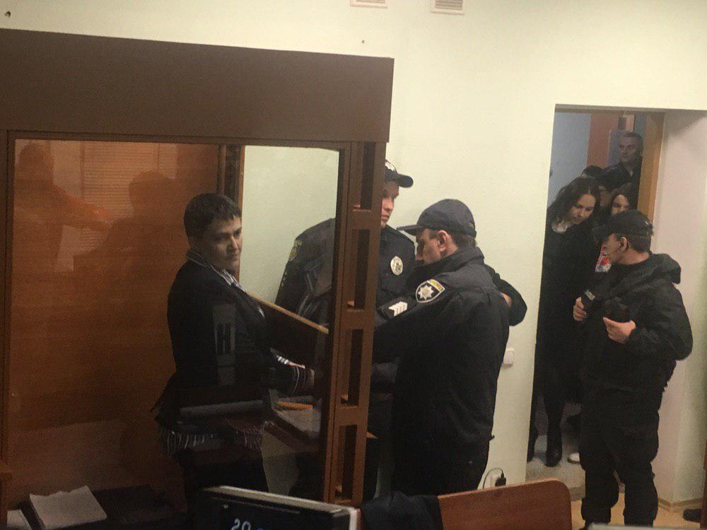 Конвой завел в зал заседаний Надежду Савченко и Владимира Рубана
