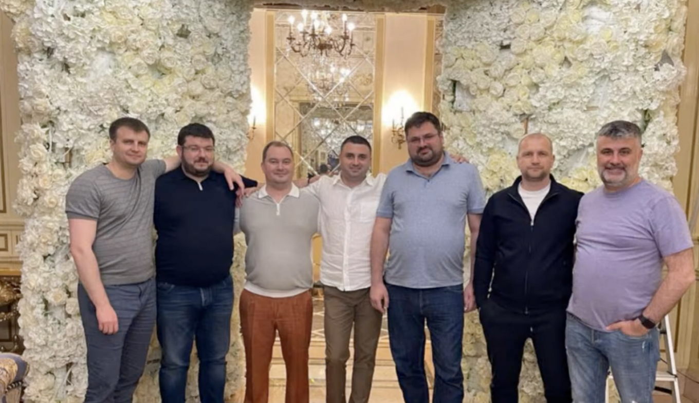 За текстом сюжету, на фото з весілля Сергія (червень 2021 року) названі такі люди, якщо йти зліва направо:  Володимир Бурзак  Роман Коваль  Олександр Акст  Сергій Ваганян  Андрій Наумов  Андрій Свінцицький  Кирило Гарник