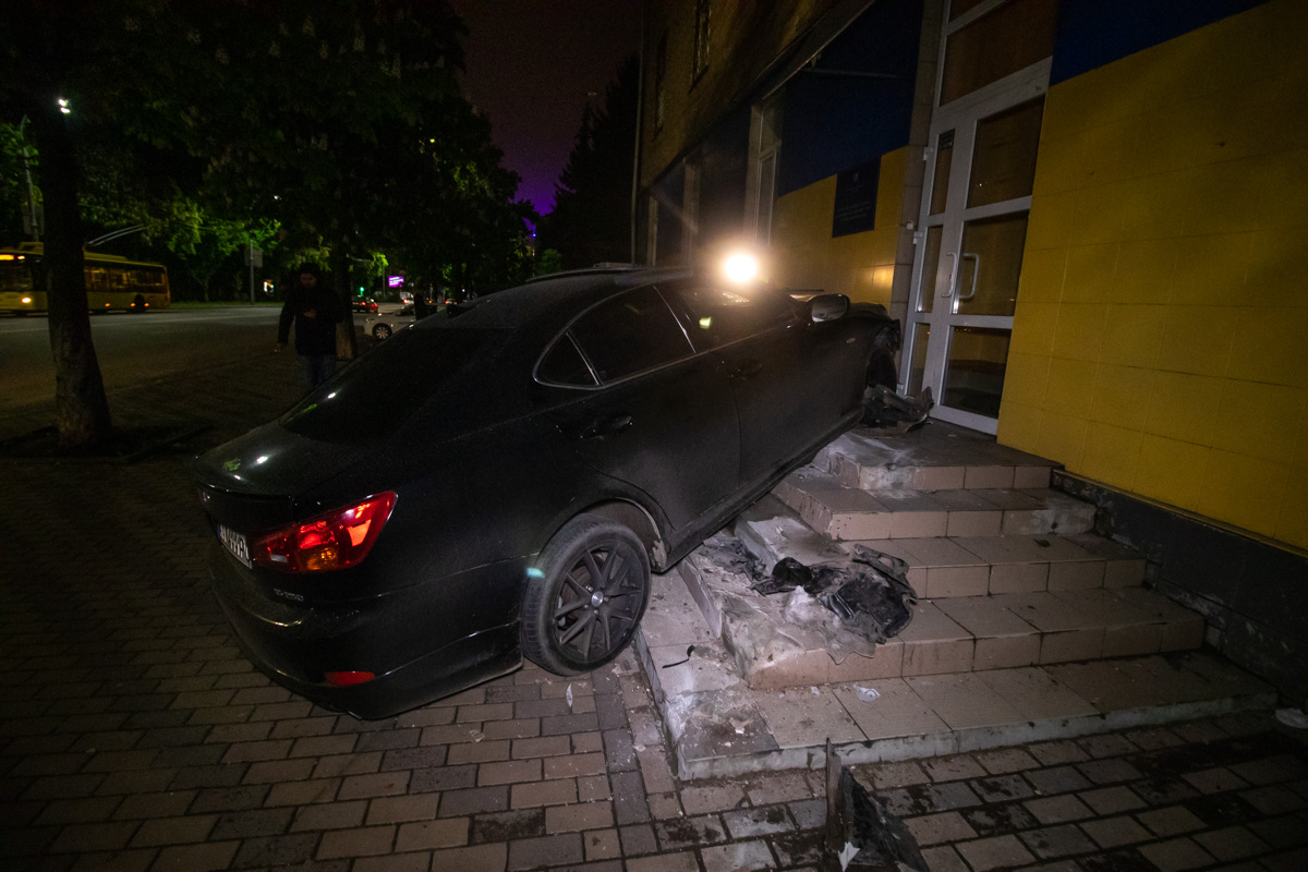 В Киеве автомобиль вылетел на ступеньки жилого дома 