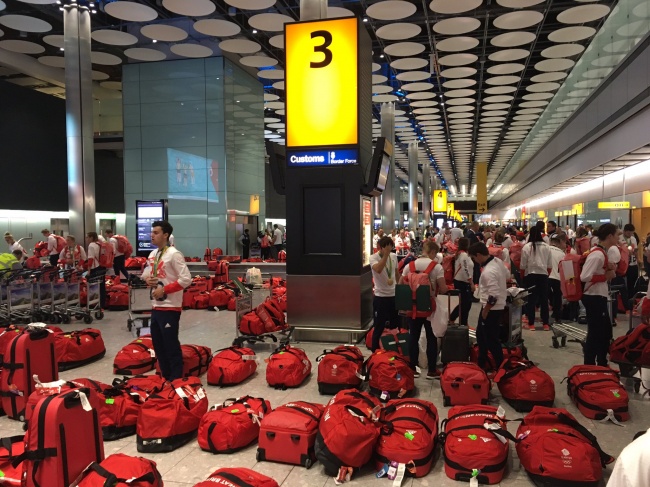 Британские спортсмены радовались одинаковым чемоданам, пока не оказались в аэропорту