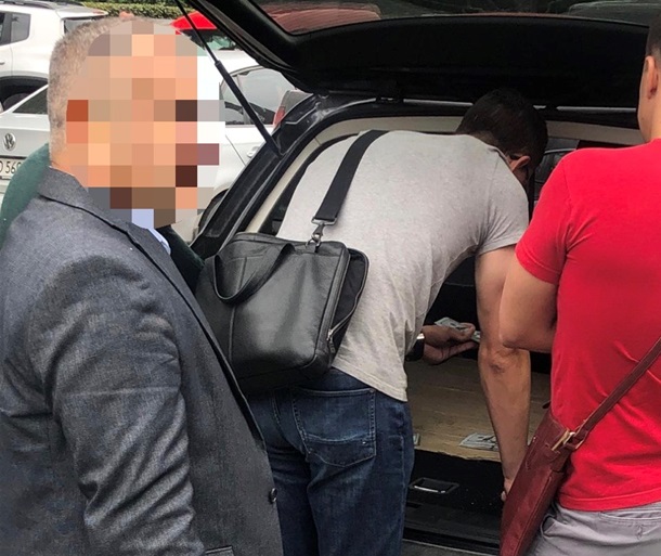 В Тернополе два чиновника Фискальной службы погорели на взятке