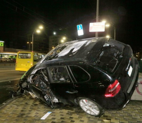 Porsche разгромил подземный переход в Киеве 