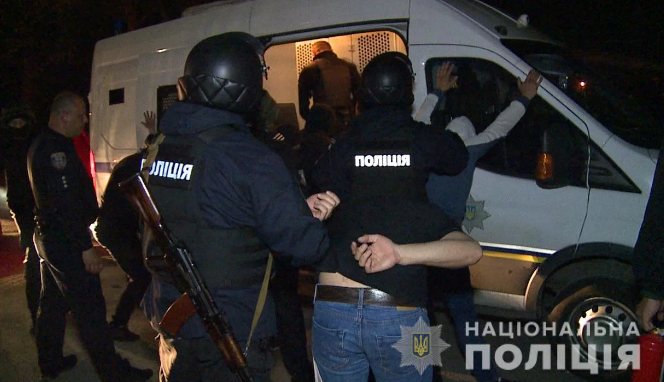 В Виннице полиция задержали около 50 человек при попытке рейдерского захвата консервного завода