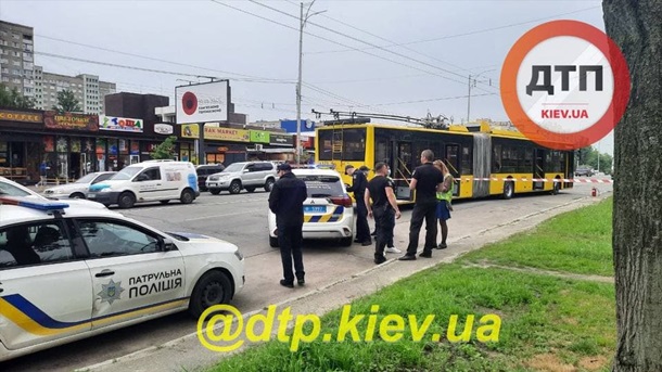В Киеве от коктейля Молотова загорелся троллейбус с пассажирами