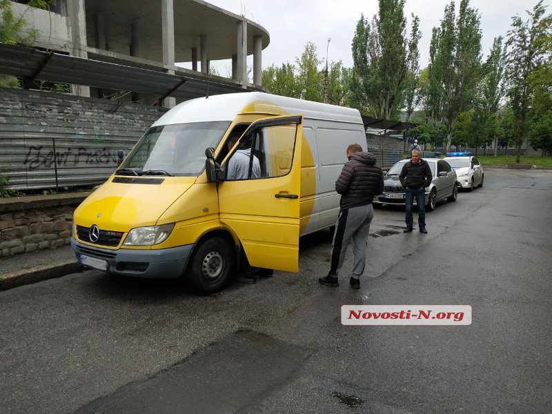 В Николаеве в двух ДТП столкнулись три «легковушки» и микроавтобус