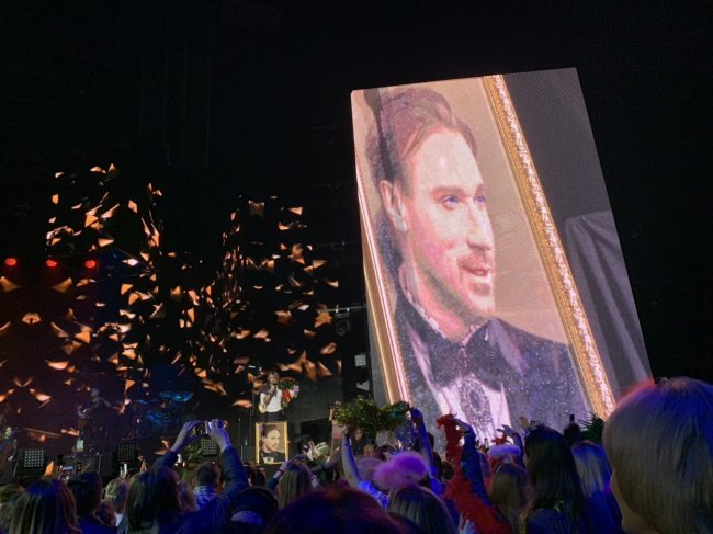 Олегу Виннику подарили картину Фото: Сегодня.Lifestyle