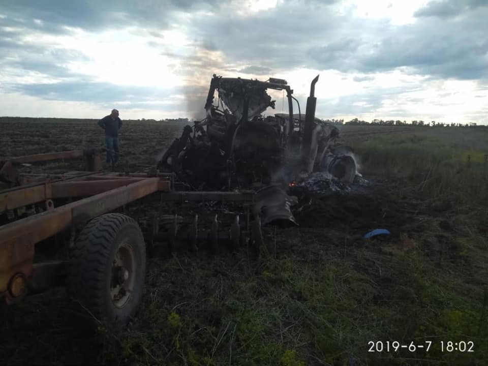 На Донбассе двое мужчин подорвались на тракторе