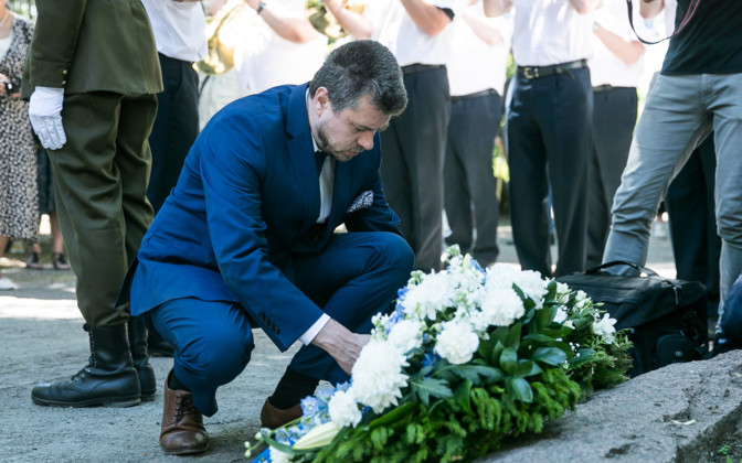 Урмас Рейнсалу возлагает венок в память о жертвах июньской депортации 1941 года. Автор: Анна Аурелия Минев/ERR