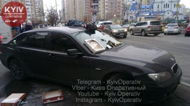 Машину известного шоумена забросали мусором