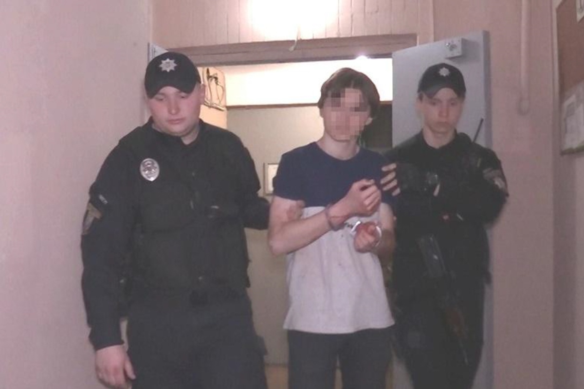 В Киеве подросток изрезал маму и бабушку ножом