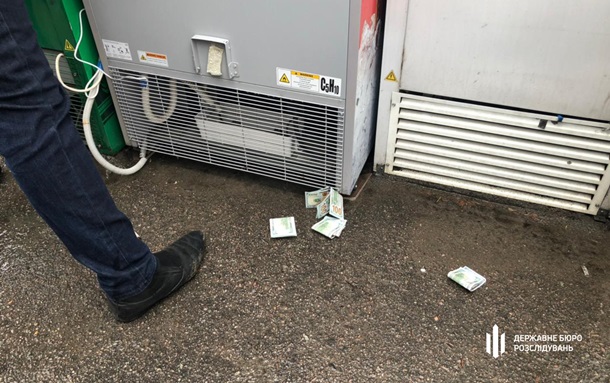 Сотрудник миграционной службы погорел на взятке